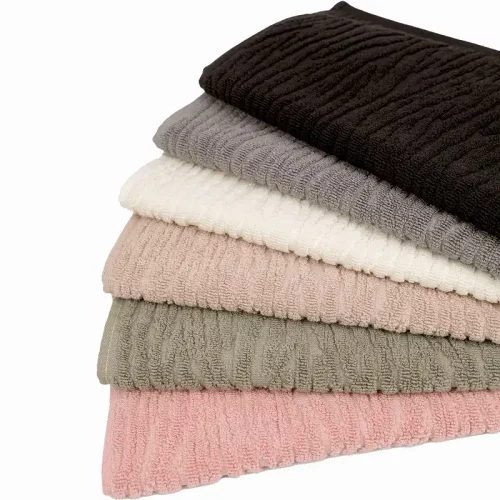 حوله دست و صورت مایسا